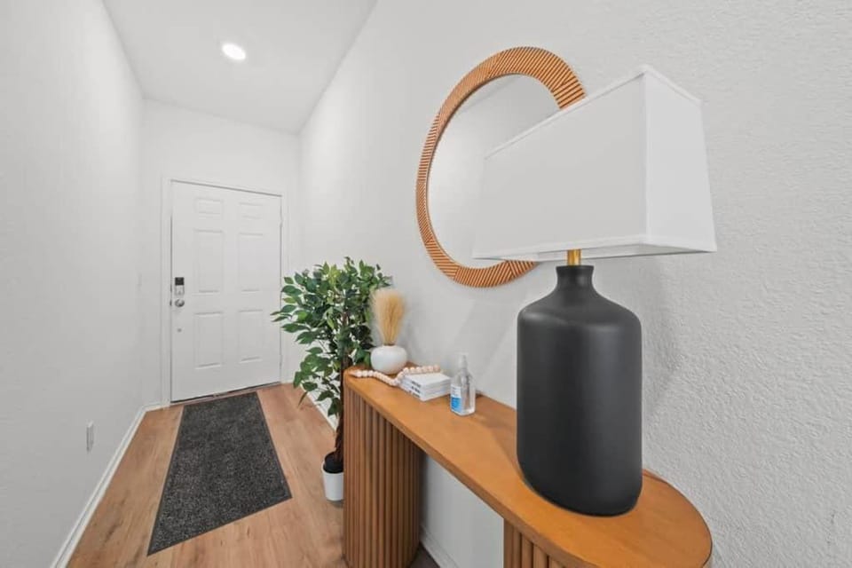 4 BR Modern Oasis 5 Beds Games Comfort House in San Marcos
