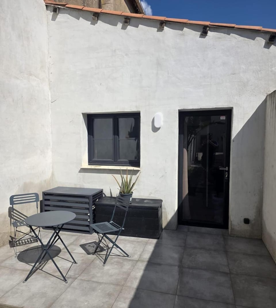 Patio, Balcony/Terrace, ATM, internet, vending machine