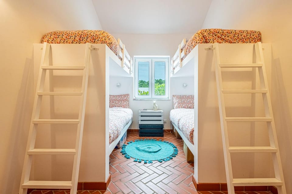 Bedroom, bunk bed