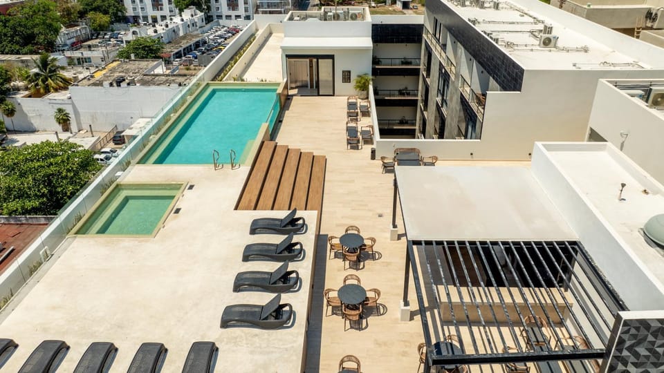 Hot Tub, View (from property/room), Balcony/Terrace, City view, Swimming pool, sunbed