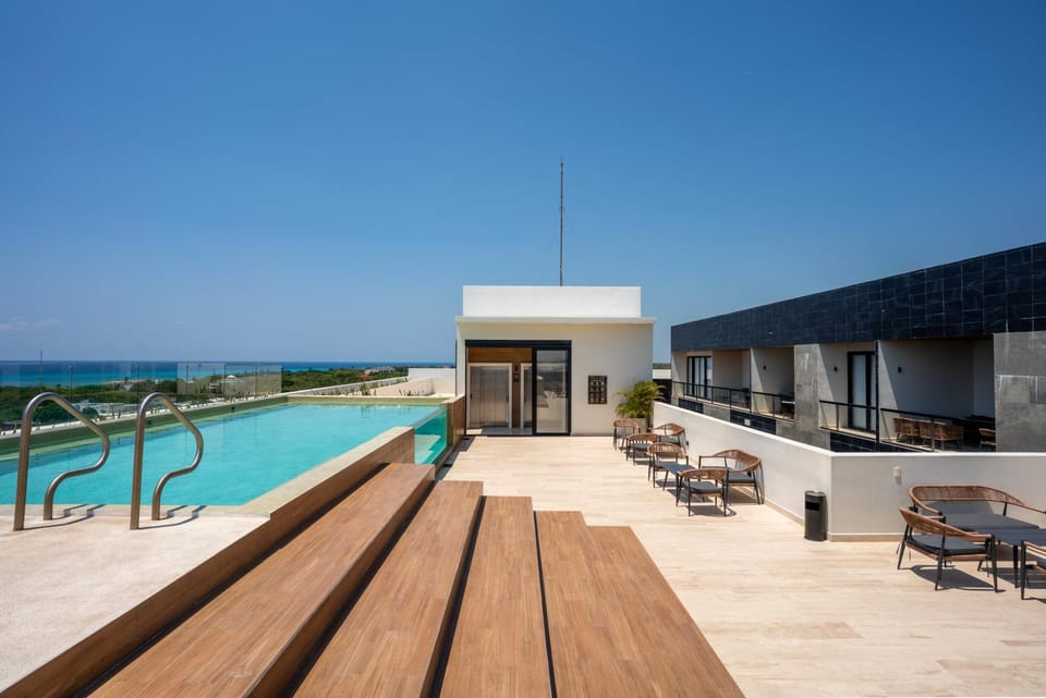 View (from property/room), Balcony/Terrace, Seating area, City view, Sea view, Swimming pool