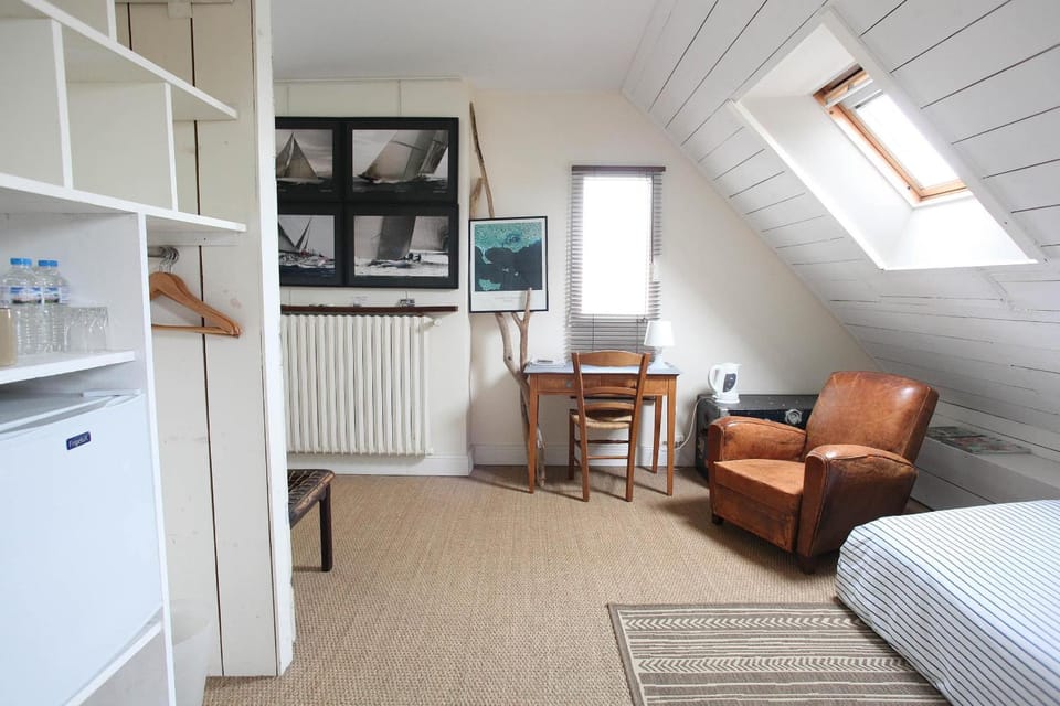 Bed, TV and multimedia, Photo of the whole room, Bedroom, Quiet street view