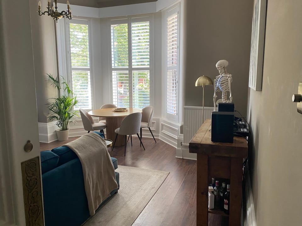 WALKING DISTANCE tO GOLF VICTORIAN APARTMENT Apartment in Southport