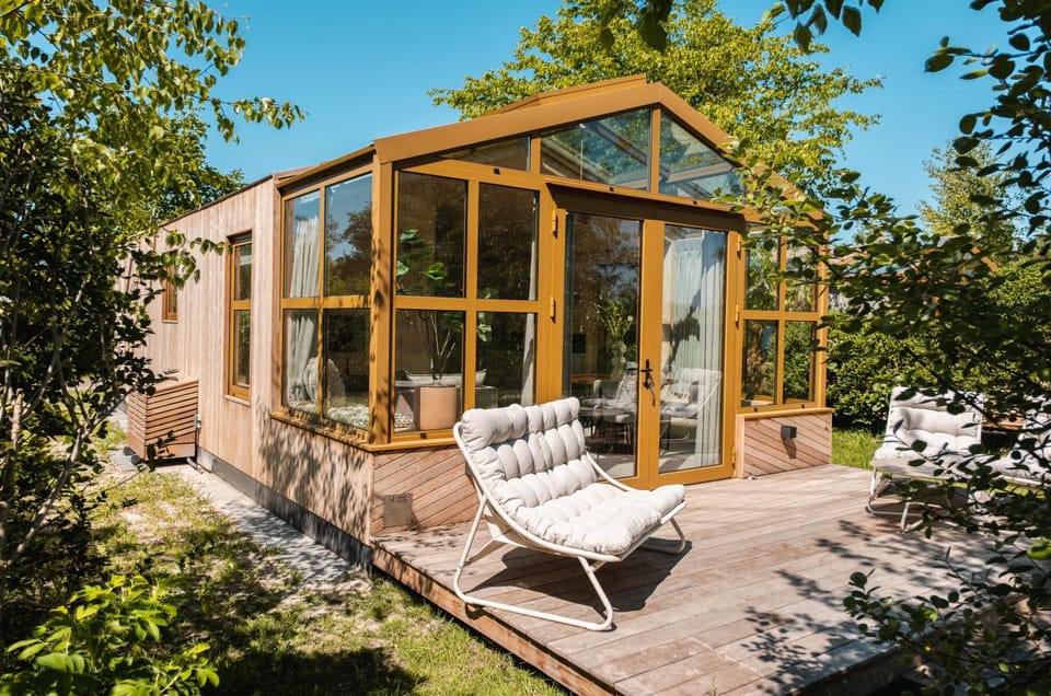 Groepsruimte + 4 Tiny Greenhouses (16 personen) House in Flevoland, Netherlands