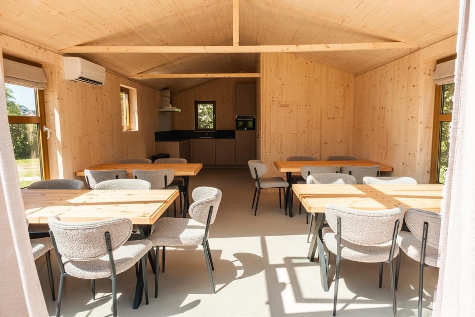 Groepsruimte + 4 Tiny Greenhouses (16 personen) House in Flevoland, Netherlands