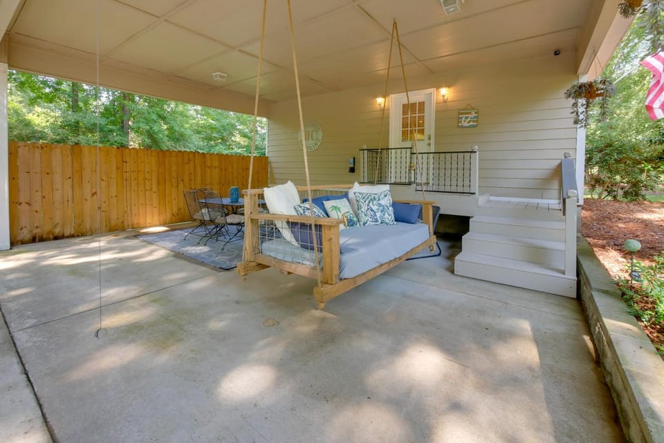 Walk to Lake Sinclair: Home w/ Covered Patio! House in Lake Sinclair