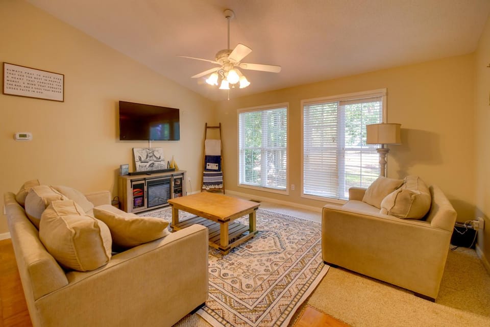 Walk to Lake Sinclair: Home w/ Covered Patio! House in Lake Sinclair