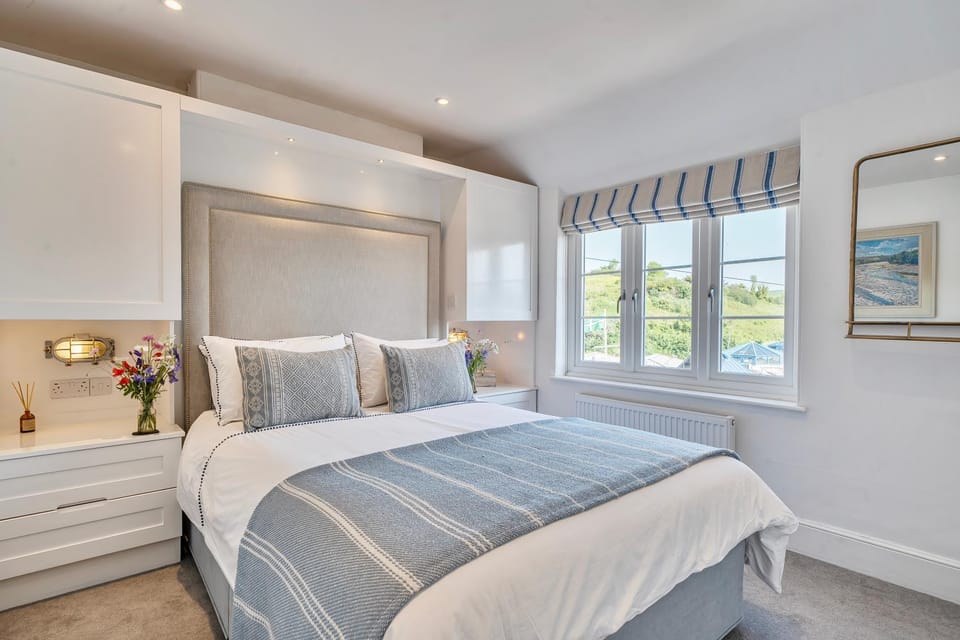 Bed, View (from property/room), Bedroom, heating, storage