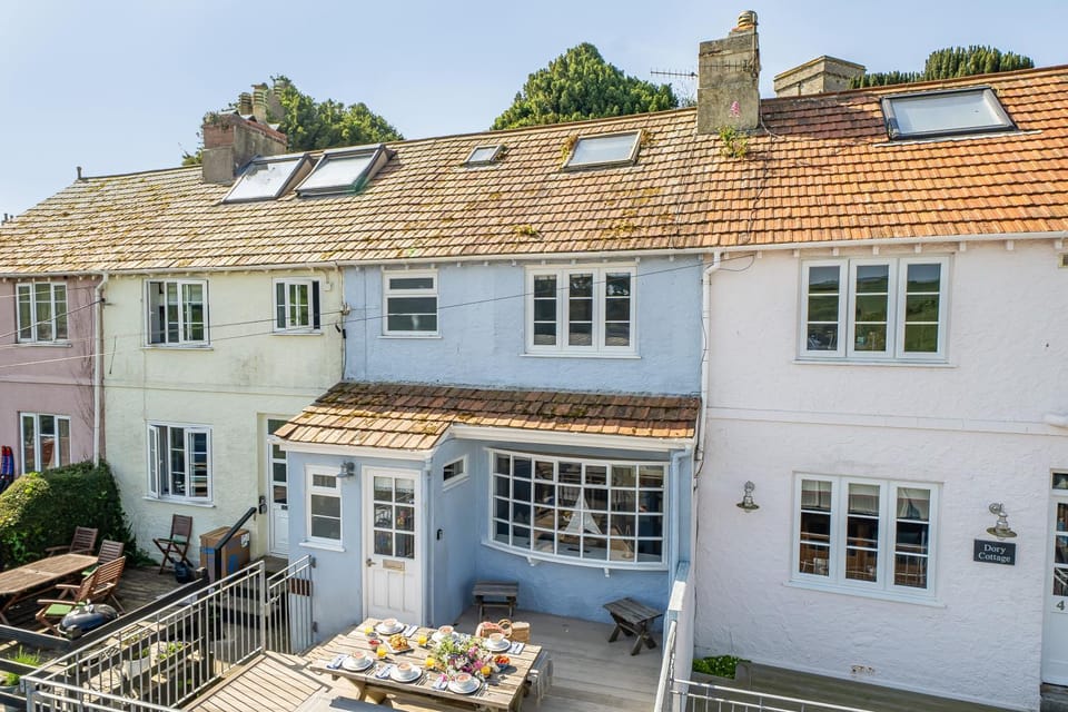 Property building, Patio, Neighbourhood, Summer, Balcony/Terrace, Seating area, Dining area, Location