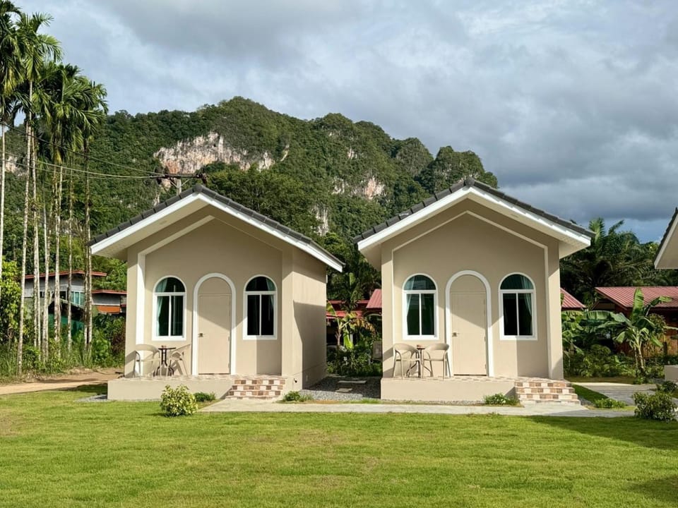 Hills & Hush Khao Sok Eco Resort Resort in Khlong Sok