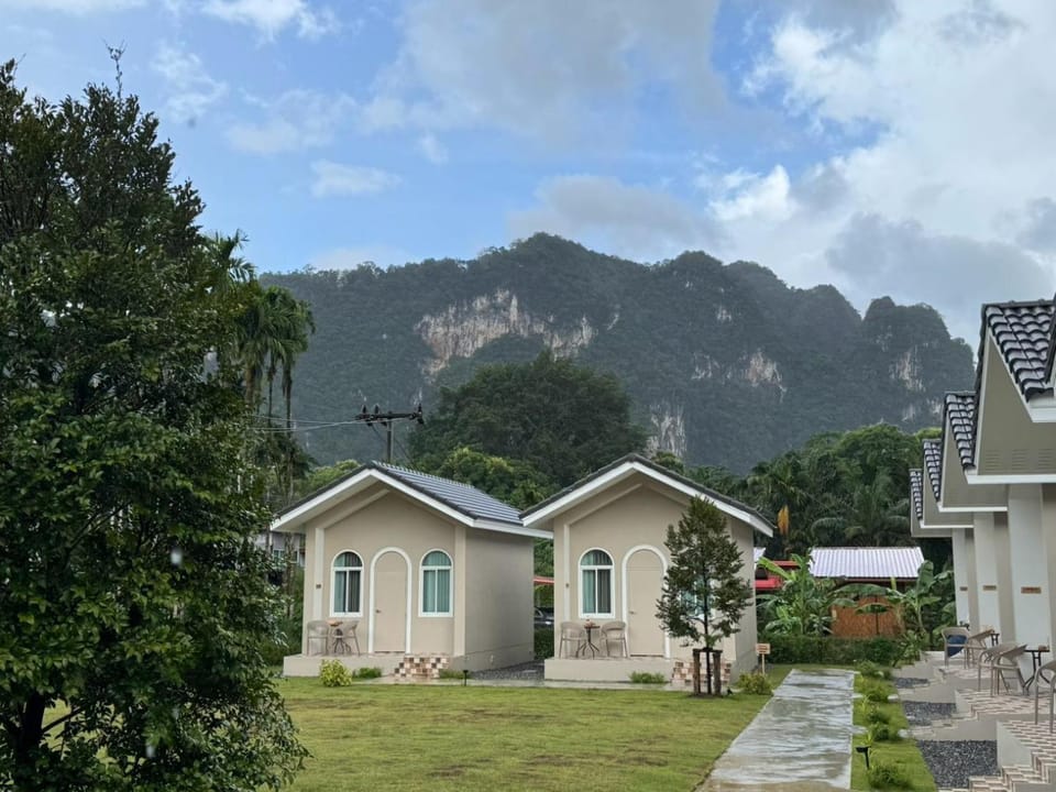 Hills & Hush Khao Sok Eco Resort Resort in Khlong Sok