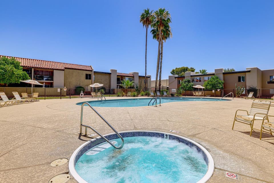 Private Hot Tub + Patio: Condo By Camelback Mtn! House in Phoenix