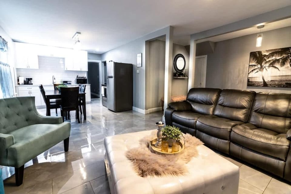 The Horseshoe Villa-6br 2 BA near the falls House in Niagara Falls