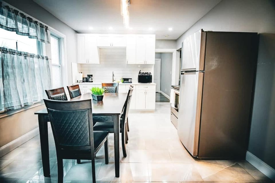 The Horseshoe Villa-6br 2 BA near the falls House in Niagara Falls