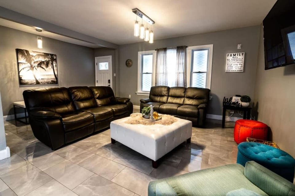 The Horseshoe Villa-6br 2 BA near the falls House in Niagara Falls