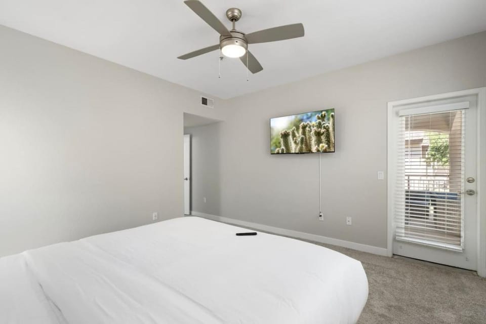 Bed, TV and multimedia, Photo of the whole room, Bedroom