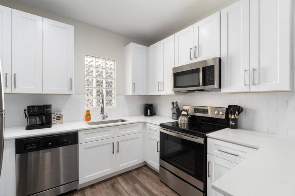 Coffee/tea facilities, Kitchen or kitchenette, dishwasher, oven