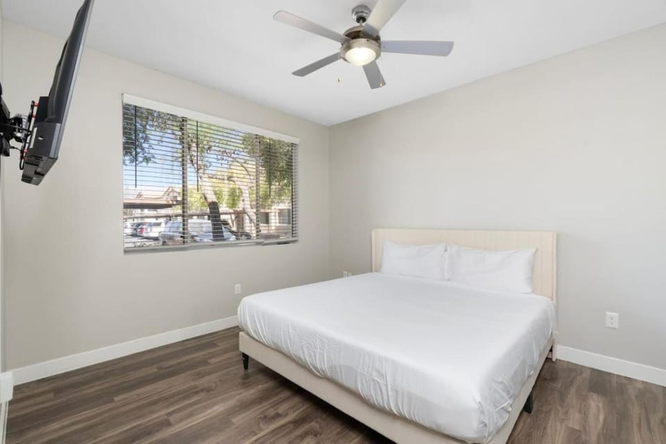 Bed, TV and multimedia, Photo of the whole room, Bedroom
