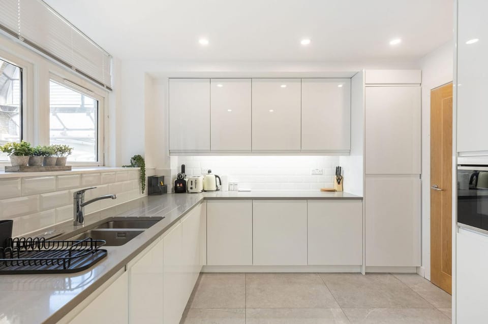 GuestReady - Chic Stay with Stunning Balcony Views Apartment in London