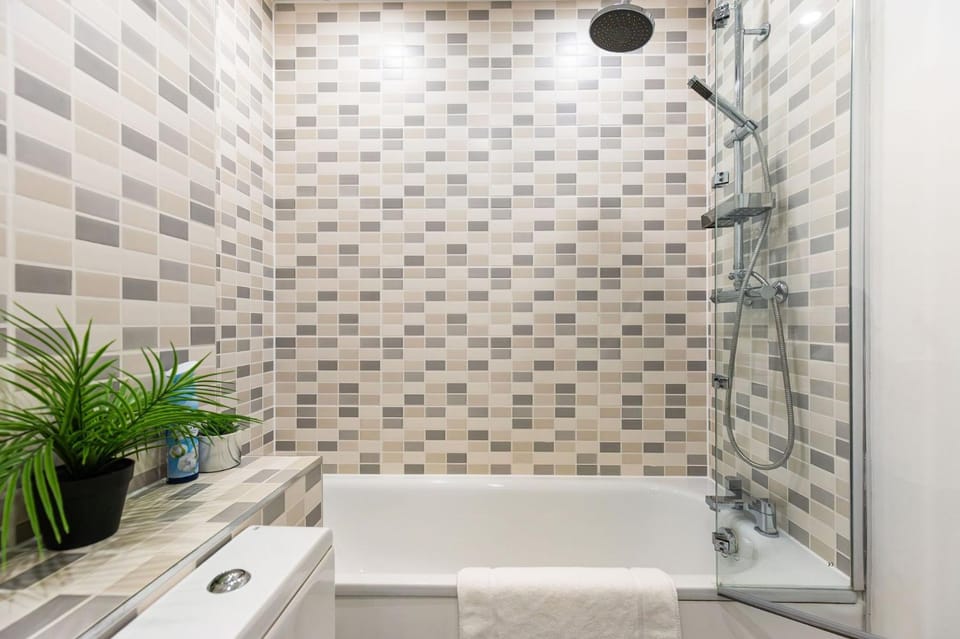 GuestReady - Chic Stay with Stunning Balcony Views Apartment in London