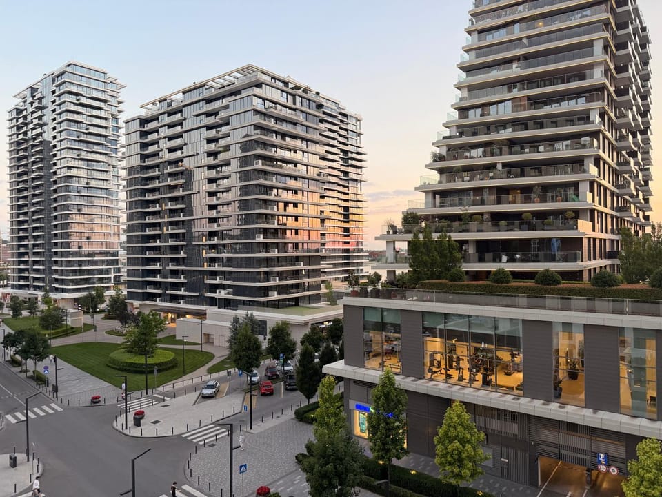 Property building, Day, Neighbourhood, City view, River view, Street view, Location, Parking