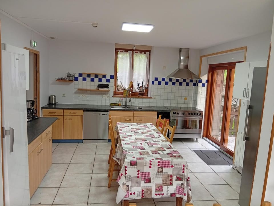 Property building, Kitchen or kitchenette, Living room