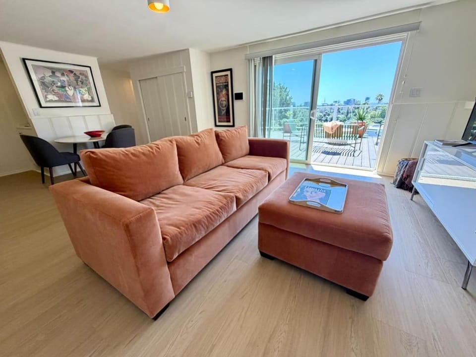 NEW Hollywood Hills Retreat with Private Deck House in Hollywood Hills
