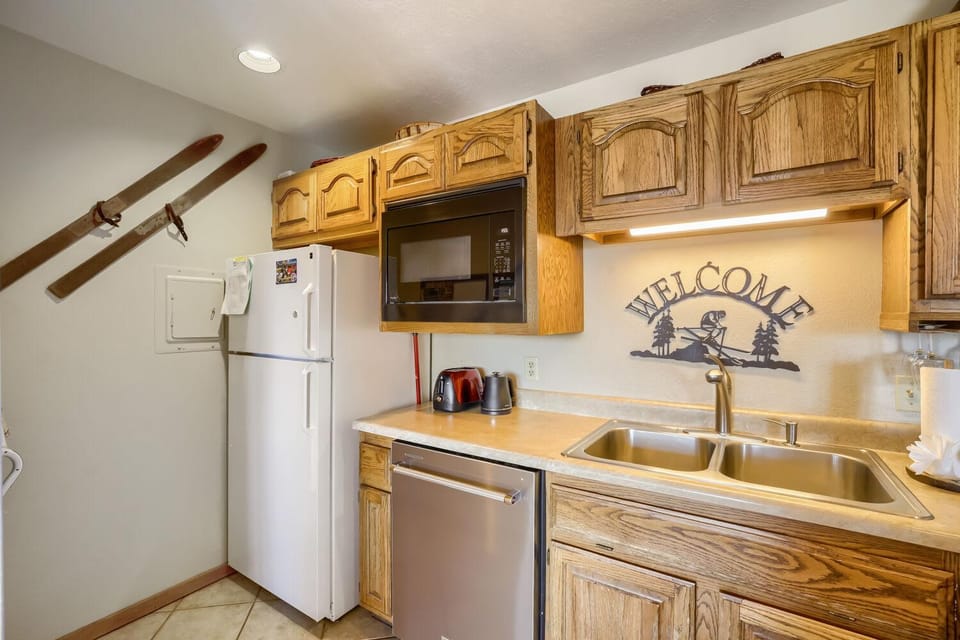 Kitchen or kitchenette, kitchen