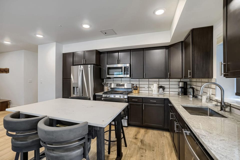 Modern Mountain Living 2BR/2BA, New Listing House in Silverthorne