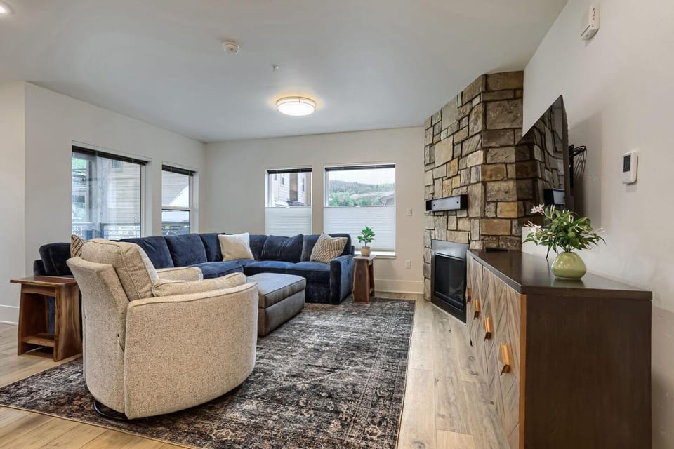 Modern Mountain Living 2BR/2BA, New Listing House in Silverthorne