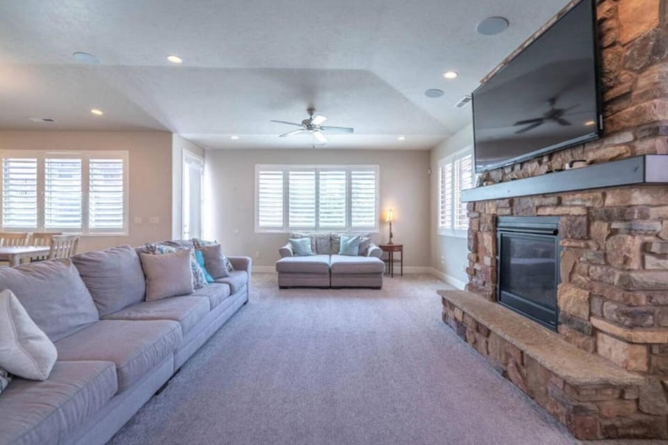 Desert Gem Red Rock Views with Private Hot Tub House in Santa Clara