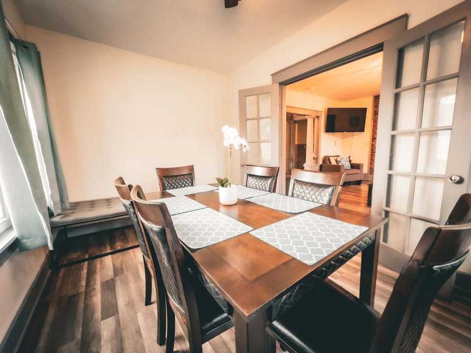 Centrally Located 5BR in Niagara Falls House in Niagara Falls