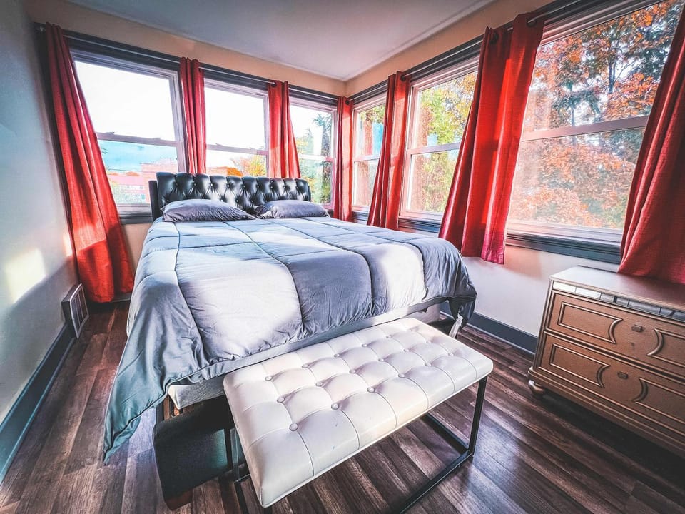 Centrally Located 5BR in Niagara Falls House in Niagara Falls