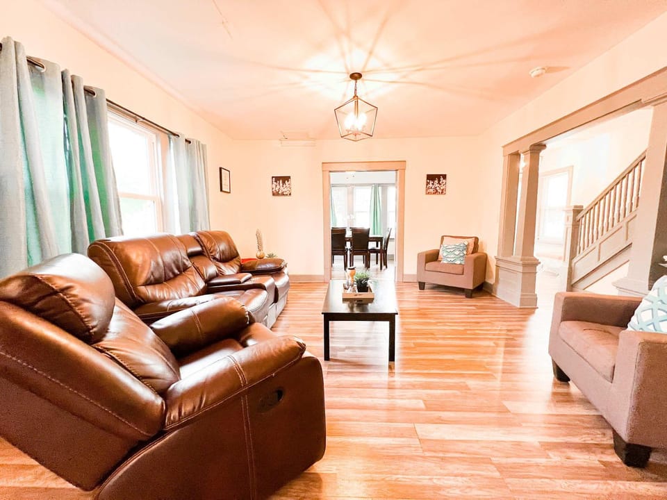 Centrally Located 5BR in Niagara Falls House in Niagara Falls