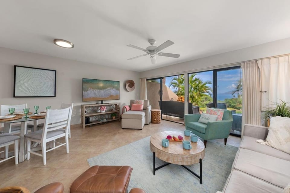 Communal lounge/ TV room, Natural landscape, TV and multimedia, Living room, Seating area, Dining area, Evening entertainment, Sea view