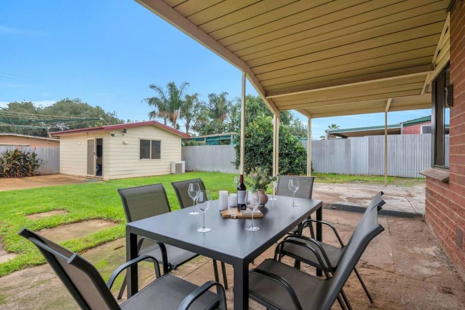 Barossa Gateway - Elizabeth Family Brick House House in Adelaide