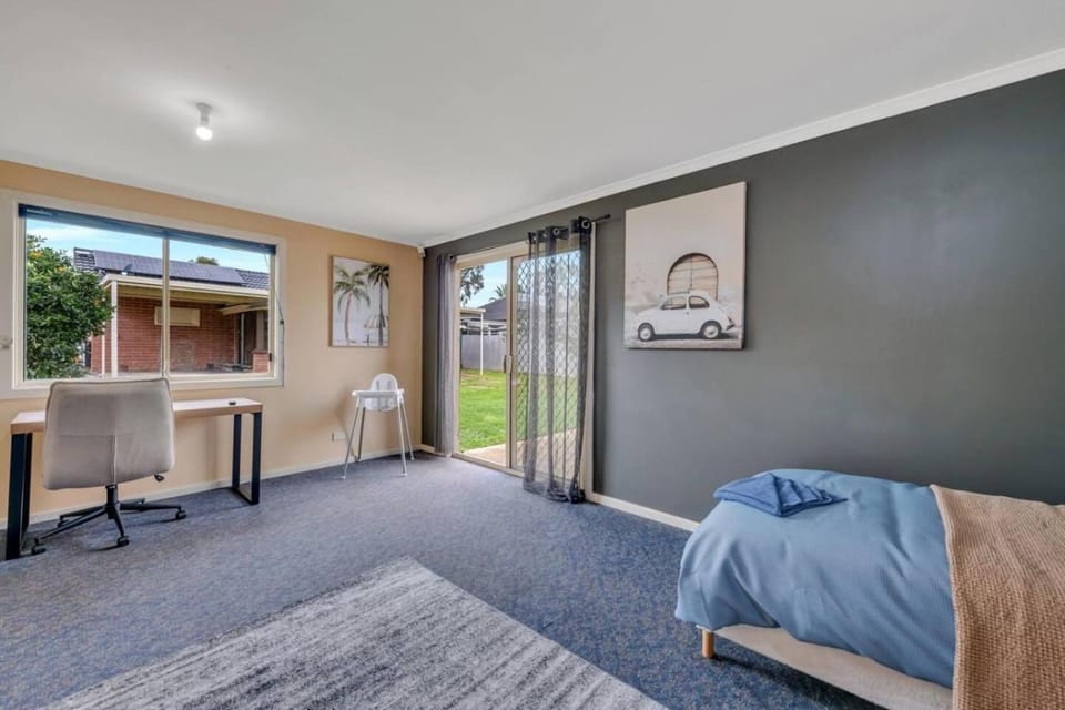 Barossa Gateway - Elizabeth Family Brick House House in Adelaide