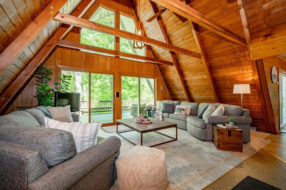 Moss & Mist by Railey Vacations House in McHenry