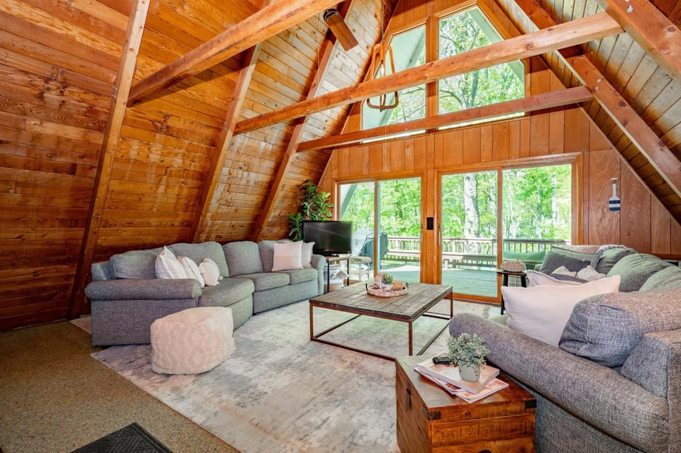 Moss & Mist by Railey Vacations House in McHenry