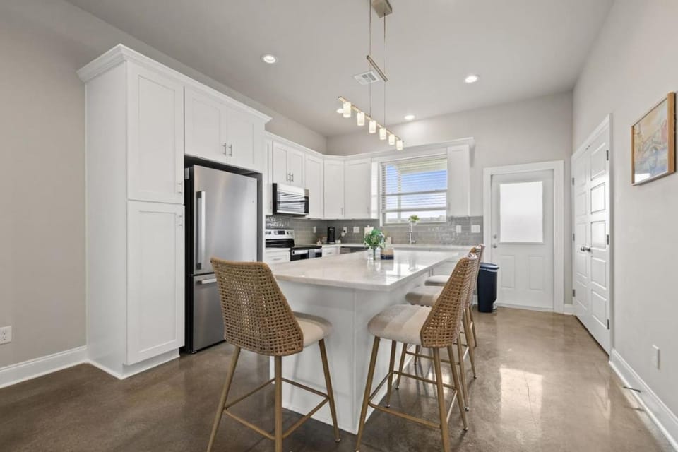 Kitchen or kitchenette, Dining area, oven, stove
