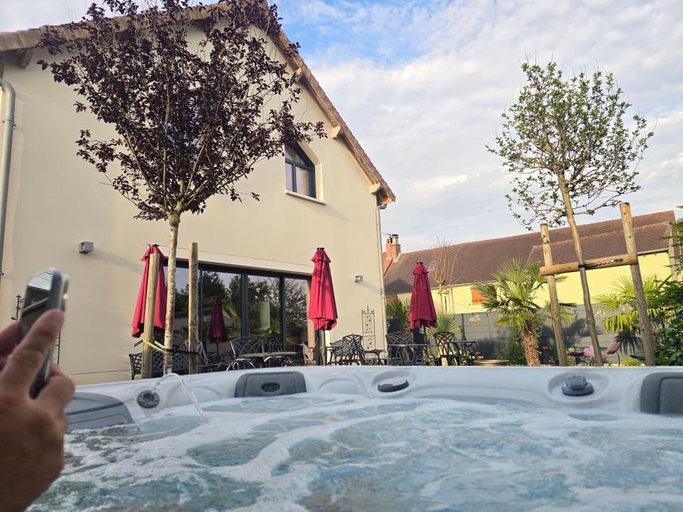 Property building, Day, Natural landscape, Hot Tub, Spa and wellness centre/facilities