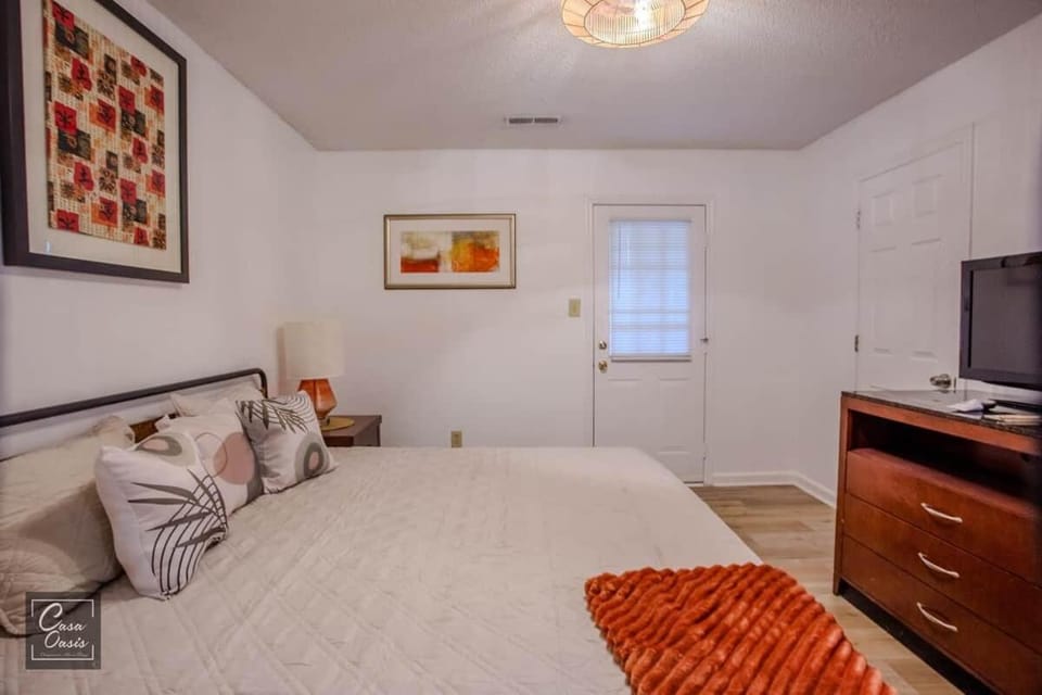 Cozy Cottage 4 Beds home Near Central Decatur House in Decatur