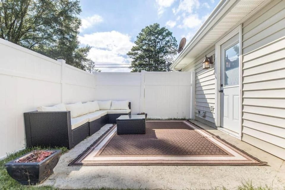 Charming Corp Stay Fast Wifi GYM Game Pet House in Warner Robins