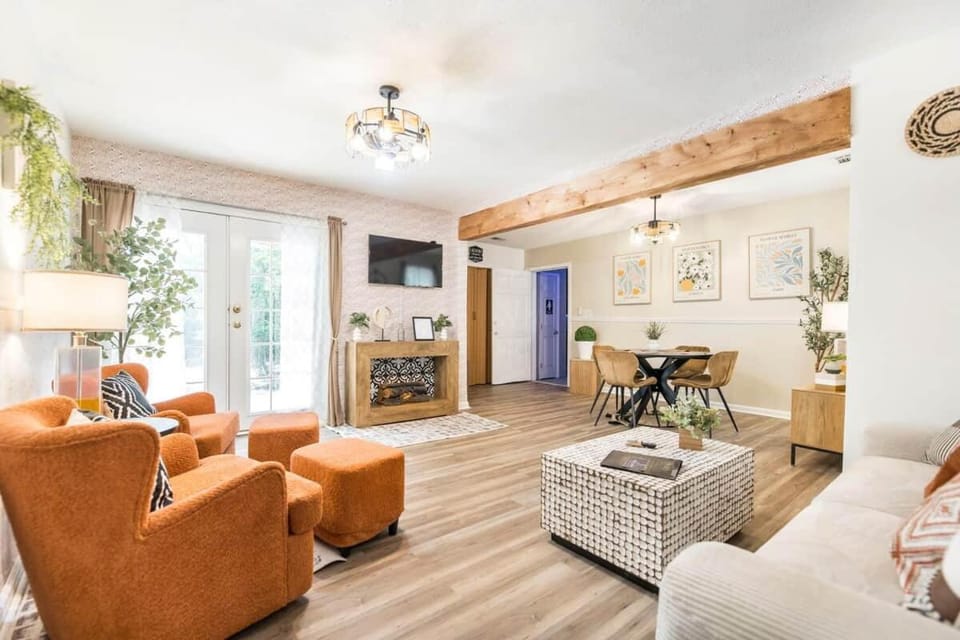 Charming Farmhouse Getaway 7 Beds House in Warner Robins