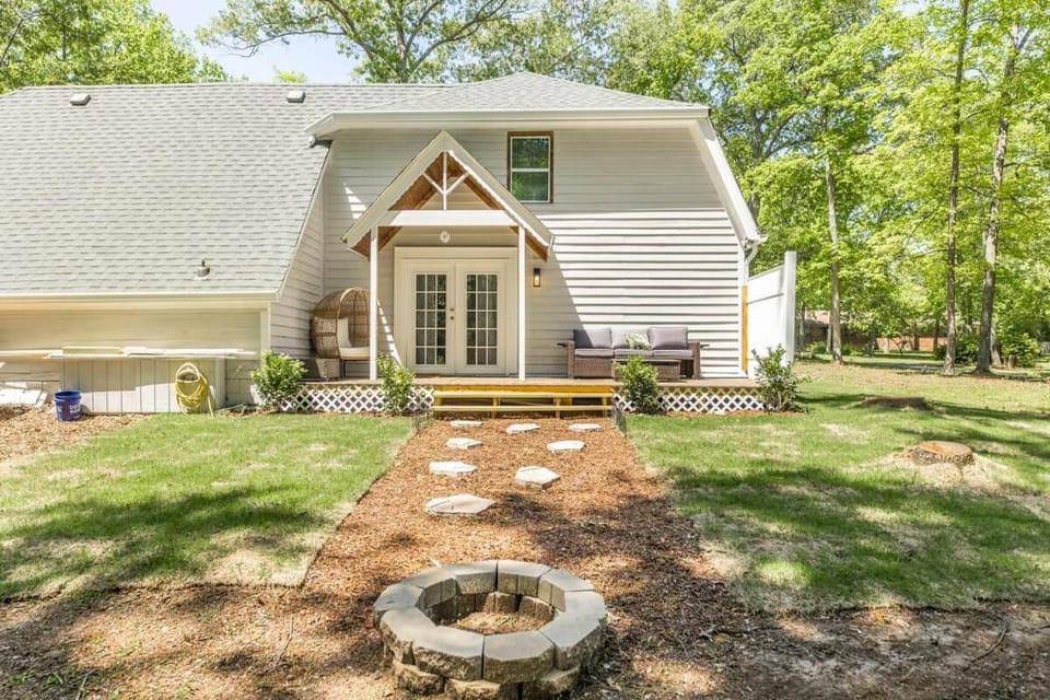 Charming Farmhouse Getaway 7 Beds House in Warner Robins