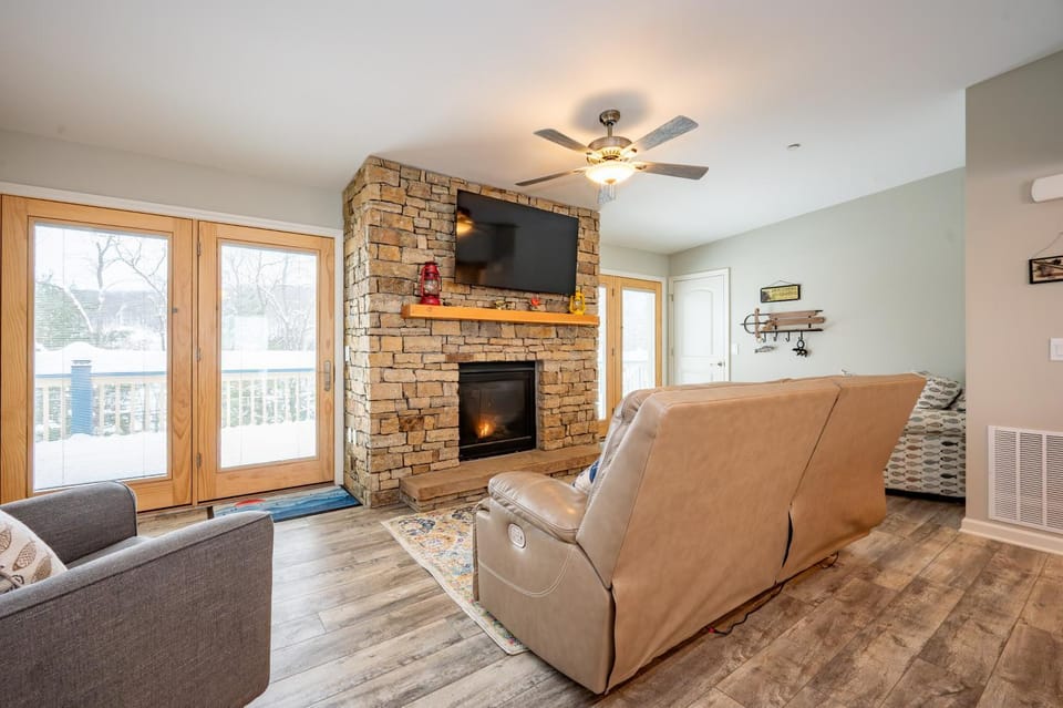 Marsh Mellow Chalet by Railey Vacations House in McHenry