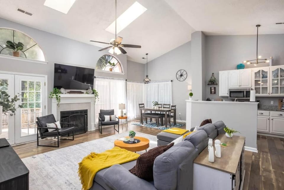 Modern Arcadia Escape At Madison Pet Friendly House in Madison