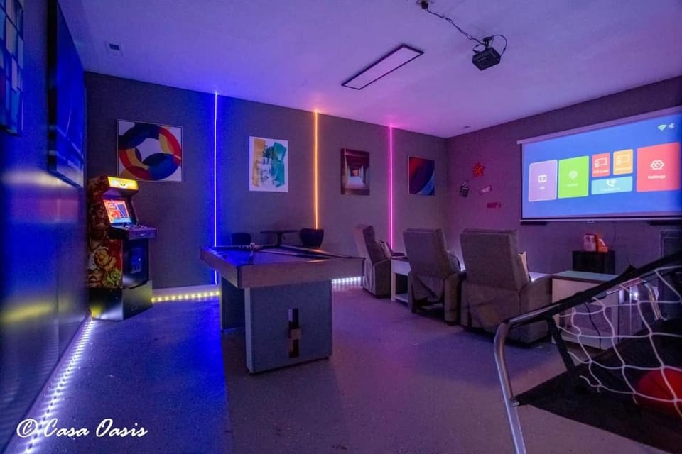 Madison Luxury 4BR Theater Arcade Firepit House in Madison