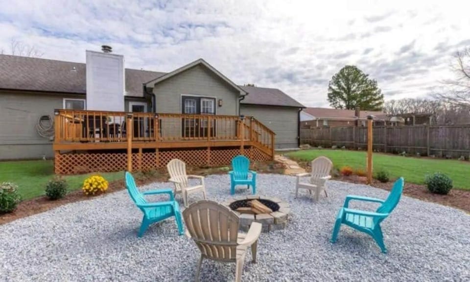 Madison Luxury 4BR Theater Arcade Firepit House in Madison