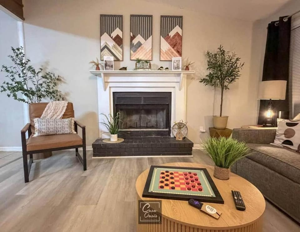 Cozy Sunlit 4 Beds house Fully Fenced near Base House in Hinesville